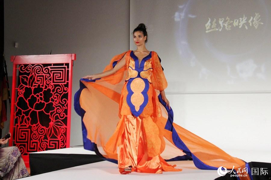 “丝路映像”中国时装艺术精品展在柏林开幕