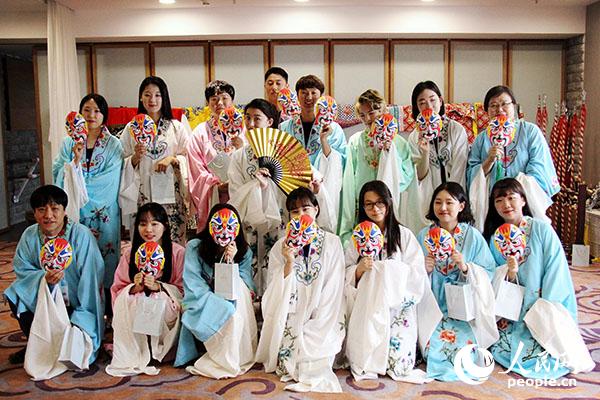韩国青少年代表团学生在京剧体验课上合影留念。 陈尚文摄