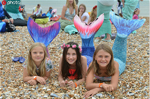 英国海滩举行“美人鱼大聚会”