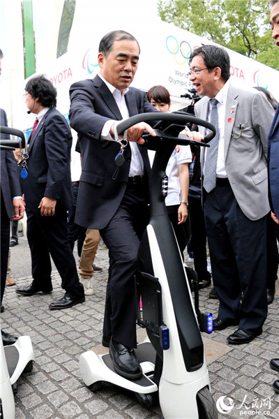 中国驻日本大使孔铉佑体验电动平衡车。