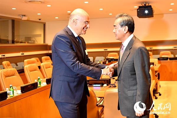 9月25日，国务委员兼外长王毅在联合国会见希腊外长登迪亚斯。  李凉 摄