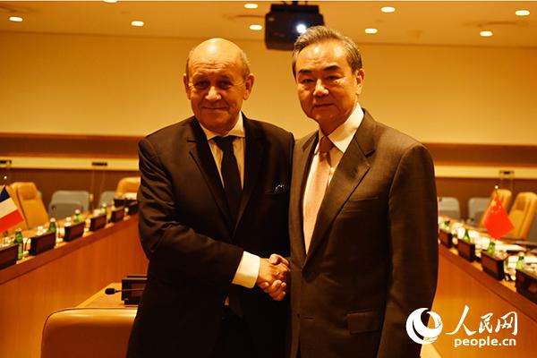 9月25日，国务委员兼外长王毅在联合国会见法国外长勒德里昂。  李凉 摄