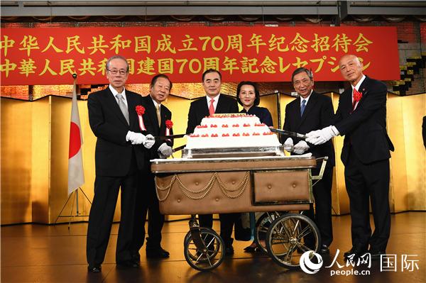 孔铉佑大使及大使夫人王秀君（正中间）、二阶俊博（左二）、福田康夫（左一）、河野洋平（右二）、贺乃和（右一）共同切蛋糕