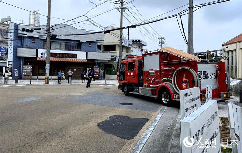 日本冲绳县那霸市首里当藏町仍有消防车赶往现场。（晨曦 摄）