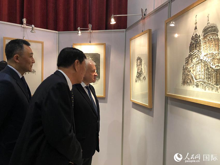 俄罗斯驻华大使安德烈・杰尼索夫等嘉宾观赏画作。贾文婷摄影