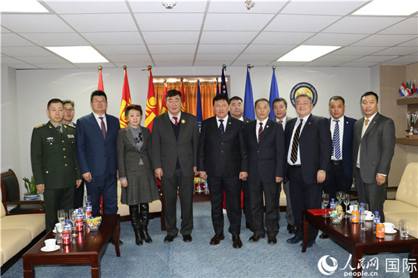 11月28日，蒙古和平友好组织人员与中国驻蒙使馆外交官合影。
