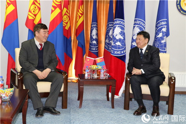 11月28日，蒙古和平友好组织主席扎德格扎布（右）与中国驻蒙使馆邢海明大使友好交流。