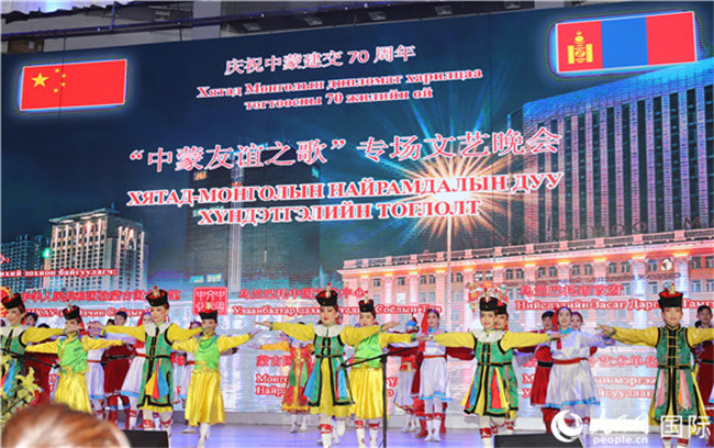 11月29日，蒙古国歌手娜仁演唱中文歌曲《朋友》。
