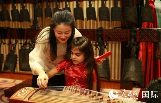 阿方儿童体验中国古琴