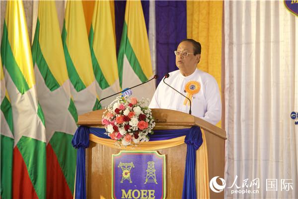 缅甸电力与能源部部长吴温楷在缅甸北克钦邦与230千伏主干网联通工程竣工仪式上发表致辞。孙广勇摄