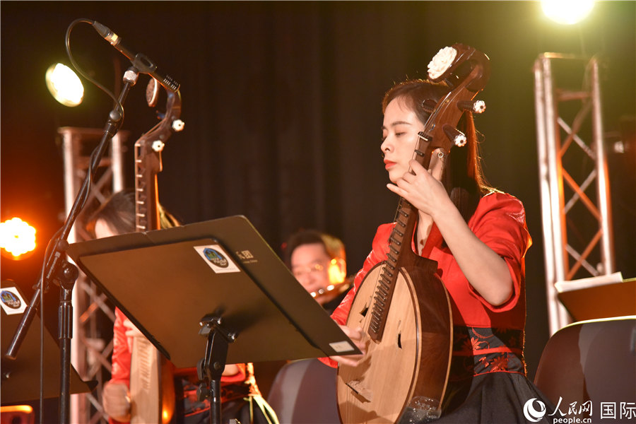 演奏者在演奏中国传统民族乐器中阮。刘玲玲摄