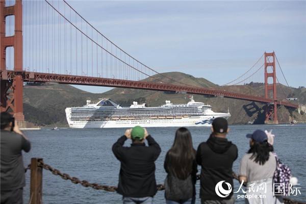 旧金山居民观看至尊公主号穿过金门大桥前往奥克兰港