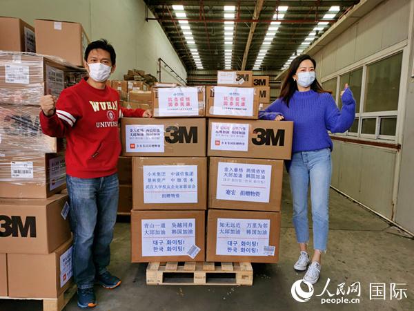 在上海浦东机场，武汉大学校友向韩国捐赠的物资准备运往韩国。