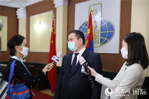 3月31日，蒙古国外交部国务秘书达瓦苏伦接受当地媒体采访。