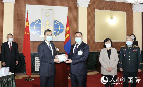 3月31日，马云公益基金会和阿里巴巴公益基金会援助蒙古国抗疫物资交接仪式在蒙古国外交部举行。