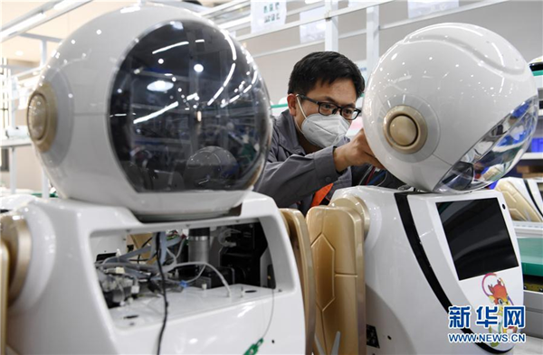 在甘肃张掖市甘州区一家机器人制造企业，工作人员在改装医用机器人（3月23日摄）。（新华社记者 范培珅 摄）