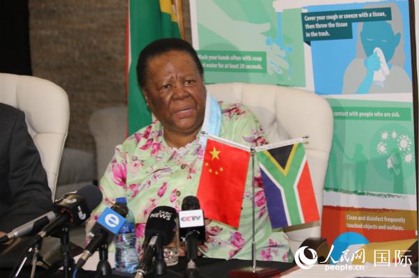 潘多尔外长代表南非政府对中国政府和人民在南方抗疫的关键时刻给予宝贵支持和慷慨援助表示高度赞赏和衷心感谢。