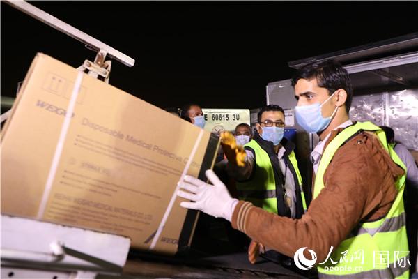 中国援助埃及首批医疗物资运抵开罗。记者 周�q摄