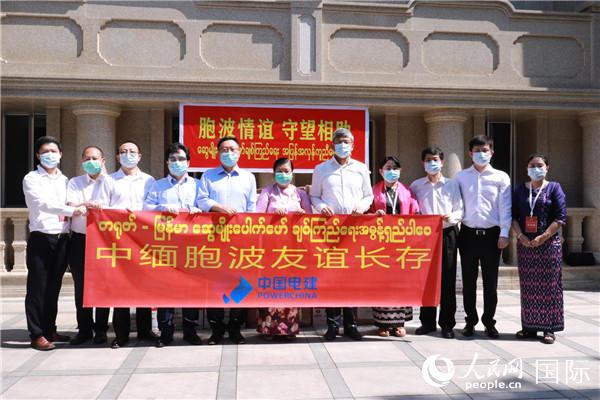 中国企业向缅方捐赠医疗物资。记者 李秉新摄