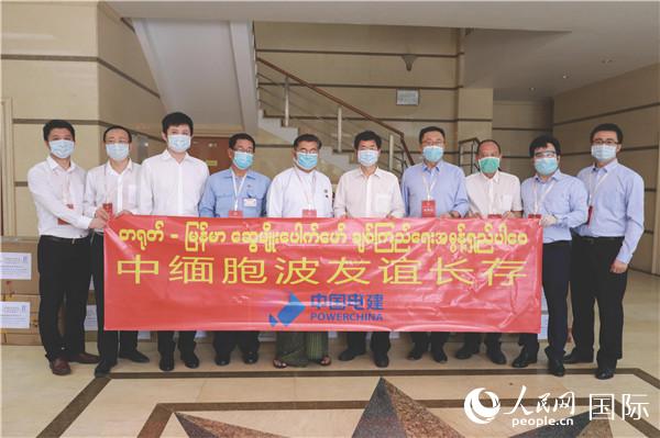 中国企业向缅甸若开邦捐赠医疗物资。记者 李秉新摄