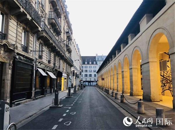 巴黎左岸圣日耳曼市场（图片：何�`）巴黎左岸的圣日耳曼市场平时熙熙攘攘，周边都是餐厅、酒吧和咖啡店，如今寂静无声。