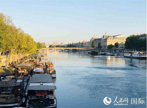 巴黎塞纳河与艺术桥（图片：何�`）春日下的塞纳河依然动人，河边停靠着许多私人的住宅用船。远处的艺术桥是最受巴黎人及游客喜爱的散步区，如今一切都静悄悄的沐浴在春光下。