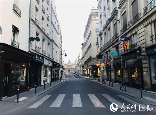 寂静无声的巴黎街区（图片：何�`）街道的尽头是法兰西学院，这条小街布满优雅的小餐厅和咖啡馆，如今常常经过这里的更多是外卖快递送货员。