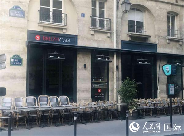 空无一人的露天咖啡座（图片：何�`）等待恢复经营的巴黎咖啡馆门口，桌椅被整齐的排列放好，似乎在等待隔离后客人的光顾。
