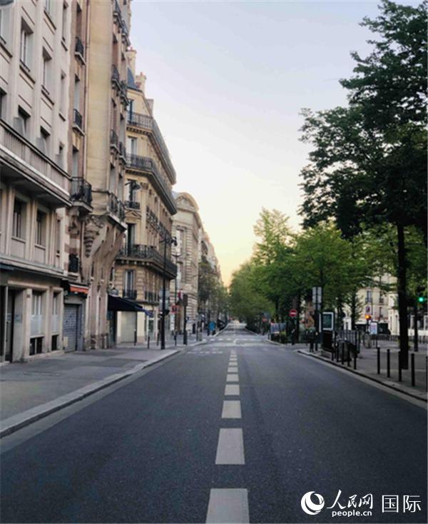 空无一人的巴黎大街（图片：何�`）本来经常堵车的巴黎街道如今空旷寂静，连行人都十分稀少。