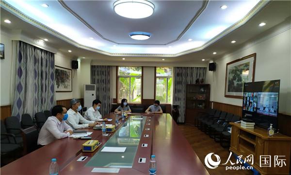 中国驻缅使馆举行“让劳动在抗疫中闪光”在线座谈会。（摄影：李秉新）