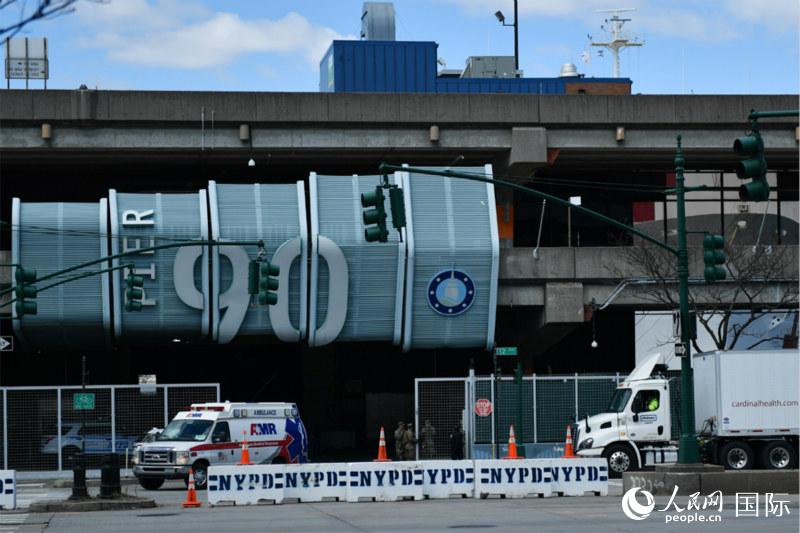 4月1日，一辆救护车驶离曼哈顿90号码头，“安慰号”医疗船当日开始接治病患。李凉 摄