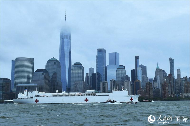  4月30日，“安慰号”医疗船驶离纽约曼哈顿，沿哈德逊河航行。李凉 摄