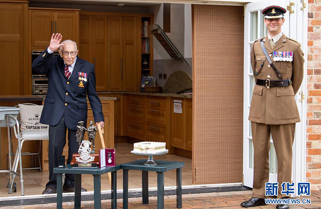 感动英国，百岁二战老兵为抗疫募集3200万英镑