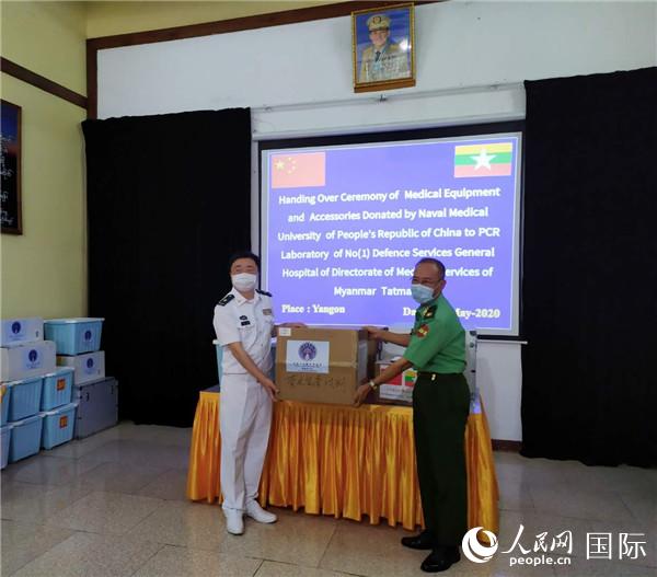 中国军方医疗专家组向缅甸军方捐赠医疗设备（摄影：李秉新）