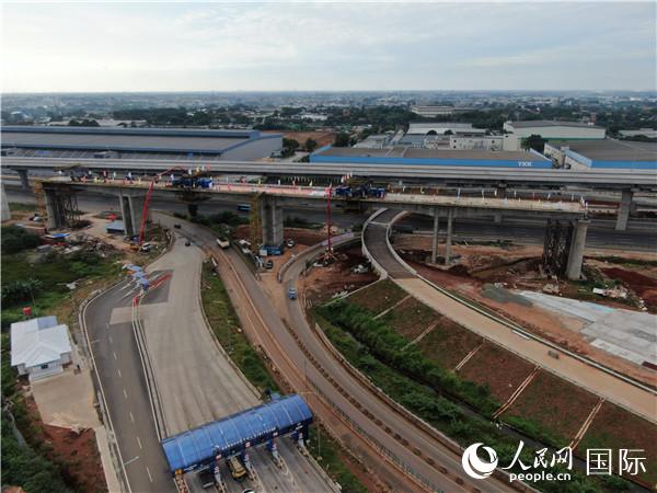 5月10日，印度尼西亚雅万高铁全线首个多跨刚构连续梁顺利合龙（图片由中国电建集团雅万高铁项目部提供）