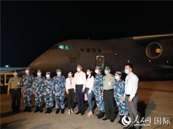 中国军医完成任务载誉回国。（摄影：李秉新）