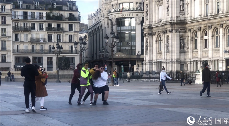 巴黎市政厅广场的年轻人。（人民网记者 何�`摄）