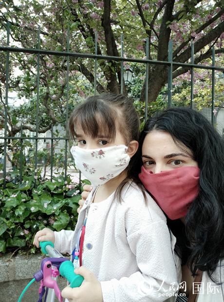 薇拉与二女儿戴着自己手工制作的口罩出门（图片：薇拉）