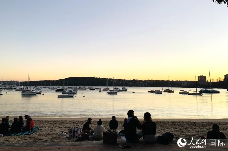 悉尼海滩重新开放 人们坐在沙滩上闲聊（摄影 汪奕含）