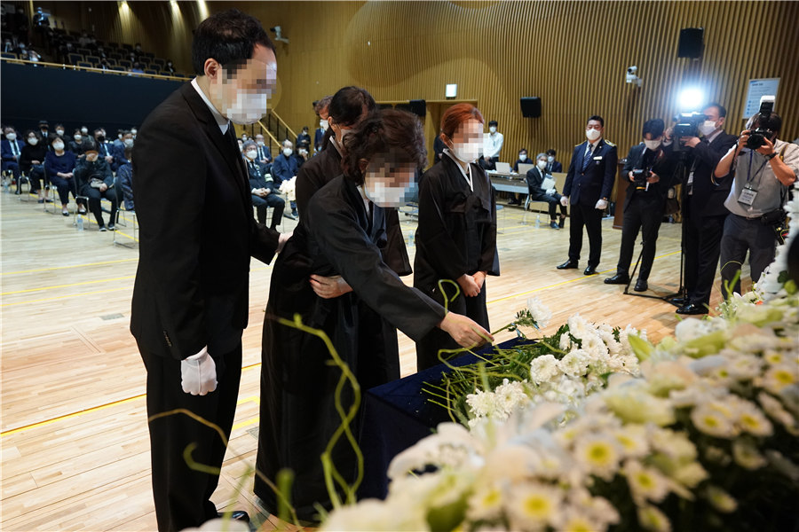 朴元淳遗体告别仪式上，遗属献花。图片来源：首尔市政府