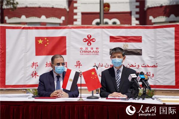 中国驻埃及大使向埃及总统夫人代表转交中国政府援埃抗疫物资