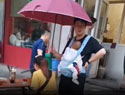 丈夫雨中撑伞护妻