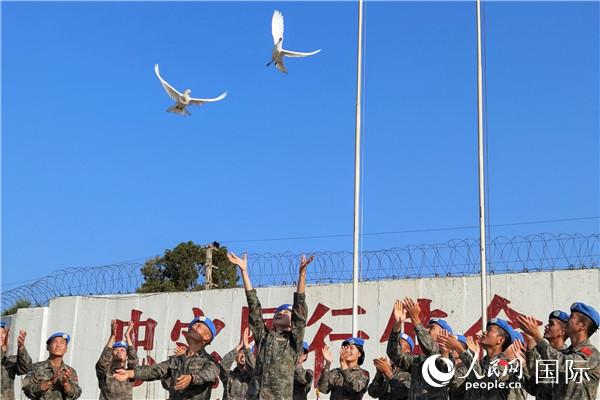 和平鸽展翅而飞表达维和官兵对和平的守护(张冯成摄)