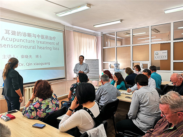 2019年，甘肃中医药大学秦晓光博士为乌克兰中医针灸研修班学员授课。