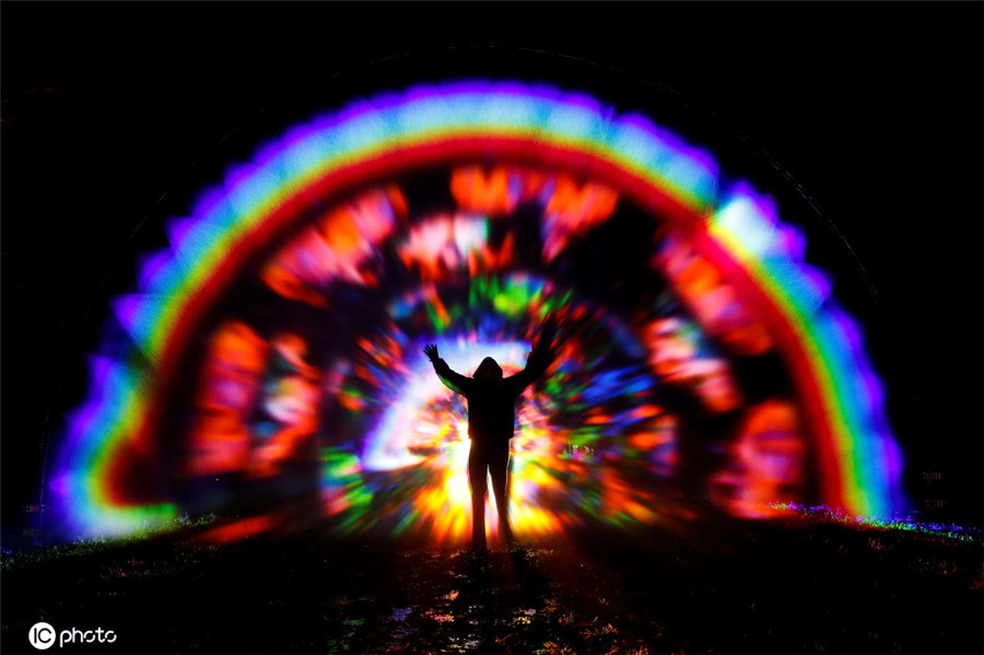 图为艺术家Benjamin Clegg的“黑暗中的彩虹”装置。（ICPhoto版权作品，请勿转载）
