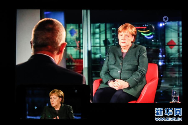 2月2日，在德国首都柏林拍摄的德国总理默克尔参加德国电视一台一档访谈节目的视频画面。新华社记者 单宇琦 摄