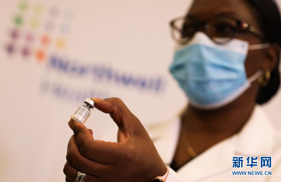 12月14日，在美国纽约长岛犹太医疗中心，一名医护人员为新冠疫苗接种作准备。新华社记者王迎摄