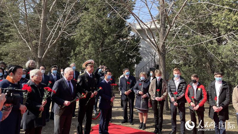 �ж��α���Сѧ�����������ڱ���������԰�ļ��������վ�־Ը����ʿ����������ӥ���׻��� ������ ʵϰ��ţ������