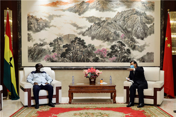 驻加纳大使卢坤会见加纳新爱国党主席。中国驻加纳使馆供图