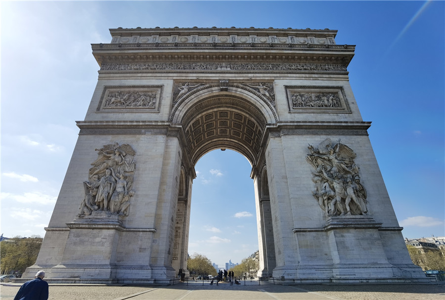 法国巴黎凯旋门开放蓝天下雄伟壮观
